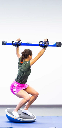 Bild zeigt Athletin bei der Durchführung einer Rückenübung